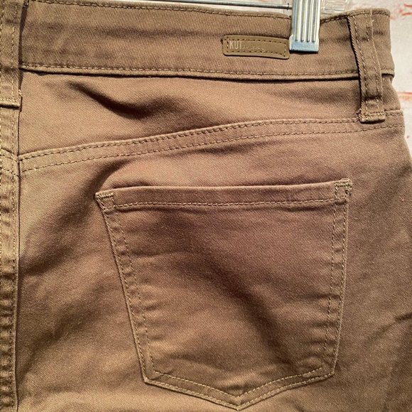 Kut from kloth Cathrine shorts Olive Green 8 knee - Picture 6 of 11